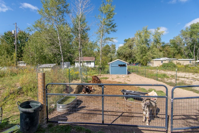 view of yard featuring an outbuilding