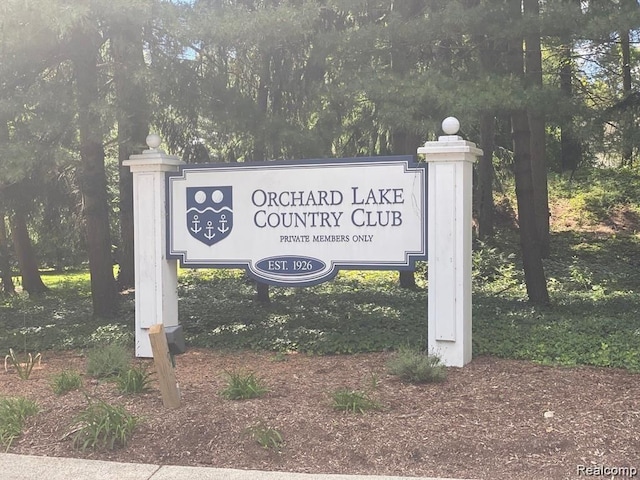 5716 Evergreen Ave, Orchard Lake, MI 48324
