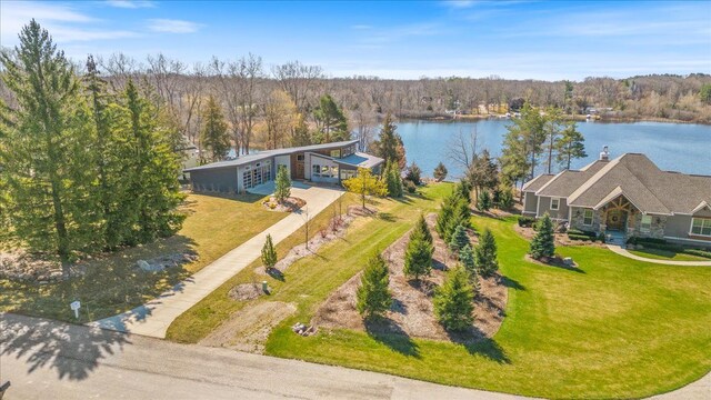 10468 Oak Shore Dr, South Lyon, MI 48178