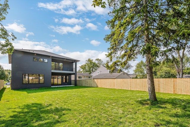 back of house featuring a lawn