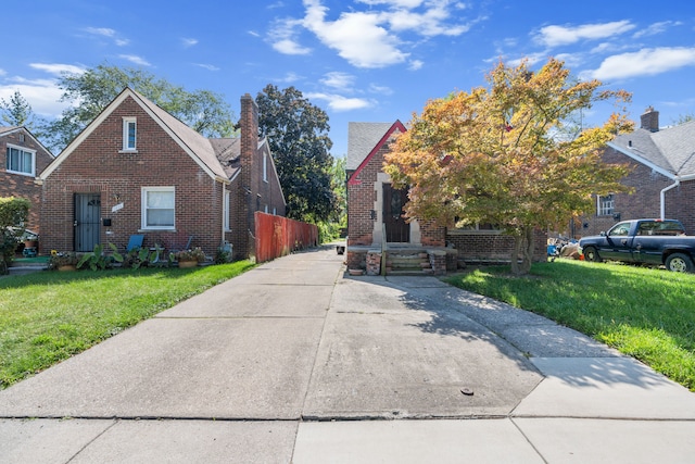 view of front of property featuring a front yard