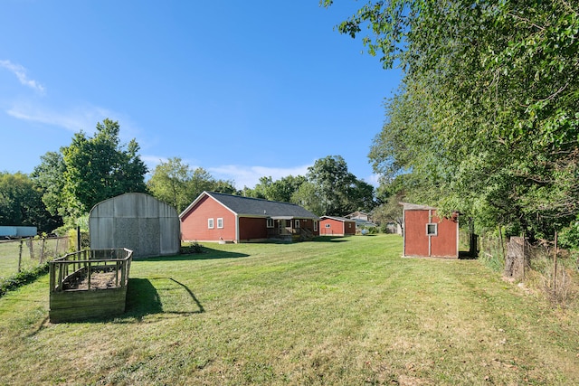 view of yard featuring a storage shed