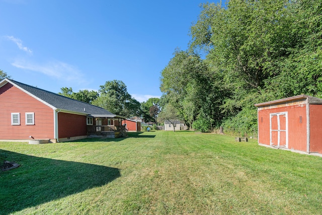 view of yard with a shed