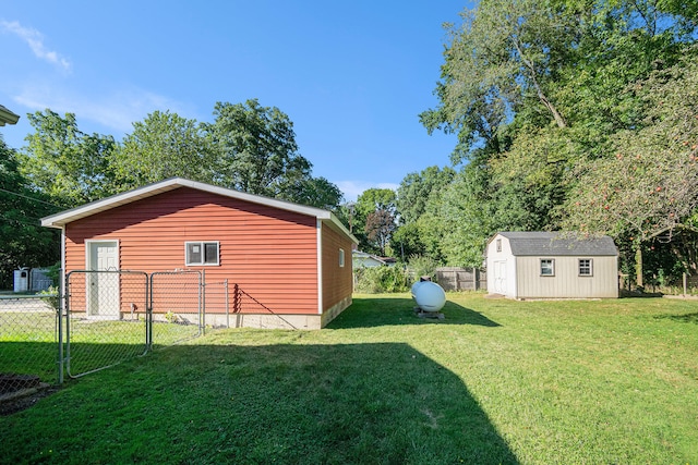 view of yard featuring a storage shed