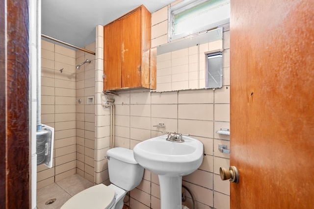 bathroom featuring a tile shower, decorative backsplash, tile walls, and toilet