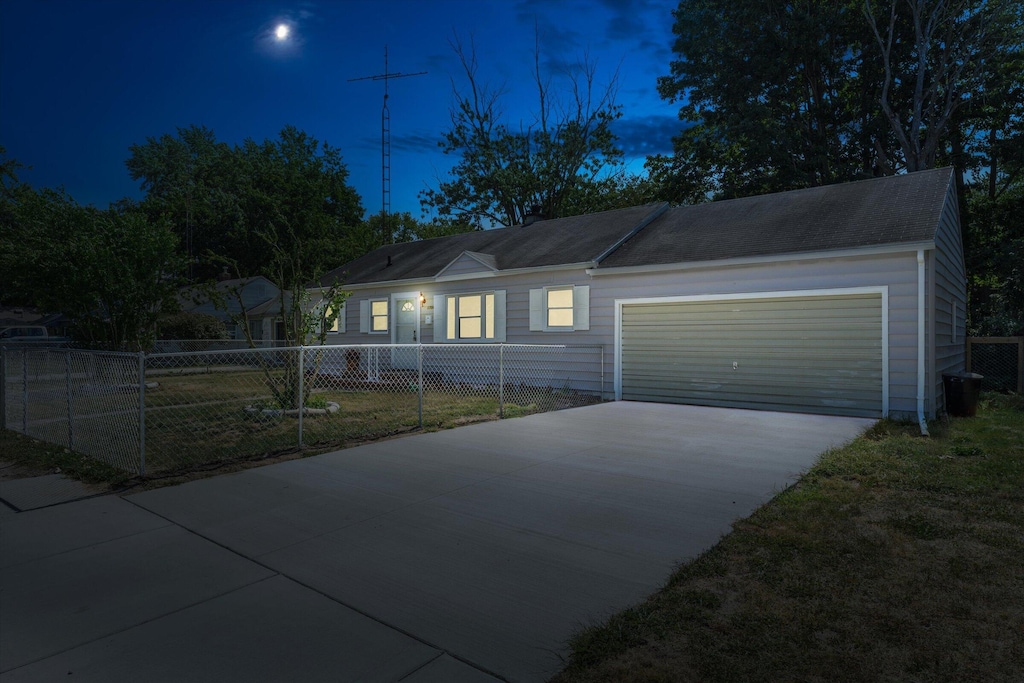 ranch-style home featuring a front lawn and a garage