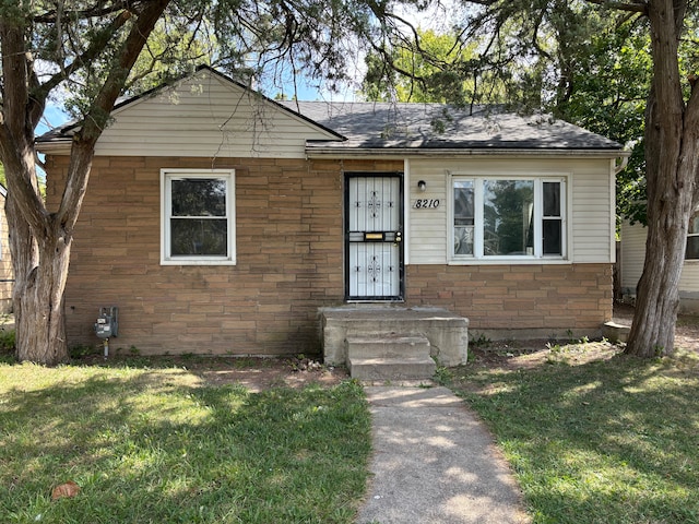 view of front of property featuring a front yard