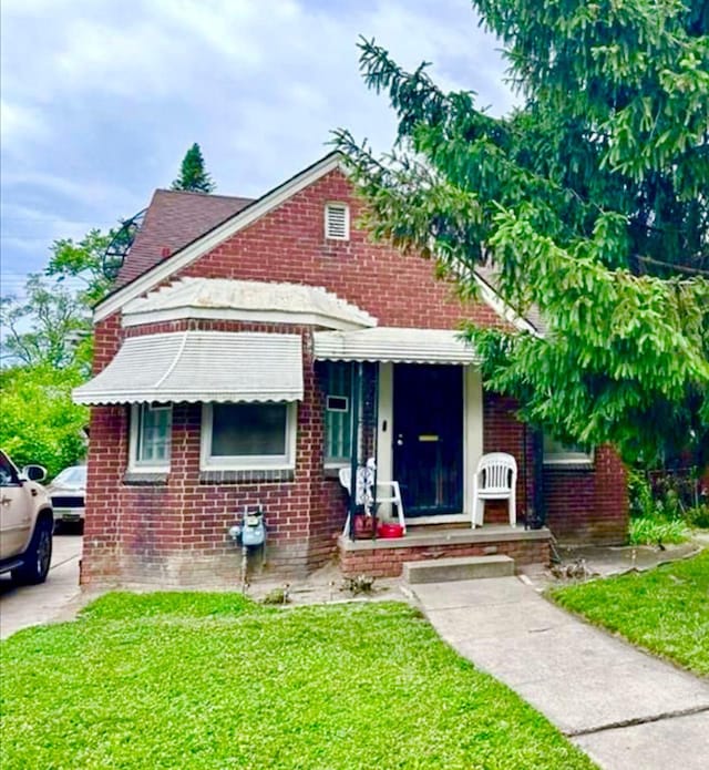 view of front facade with a front lawn