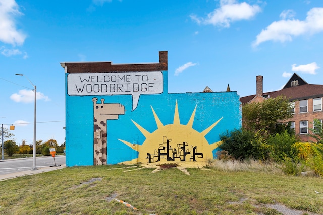 community sign with a yard