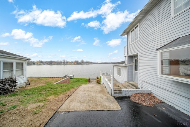 view of yard featuring a water view