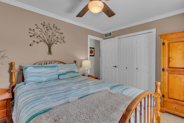 bedroom featuring light carpet, a closet, crown molding, and ceiling fan