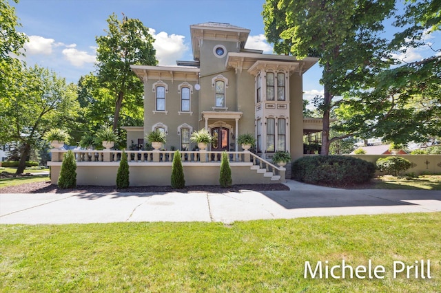 view of front of house with a front lawn