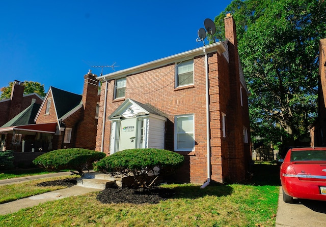 view of front of home featuring a front lawn