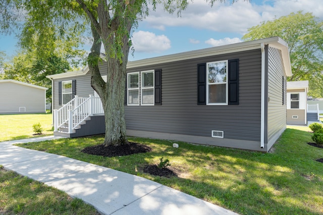 view of front of property featuring a front lawn