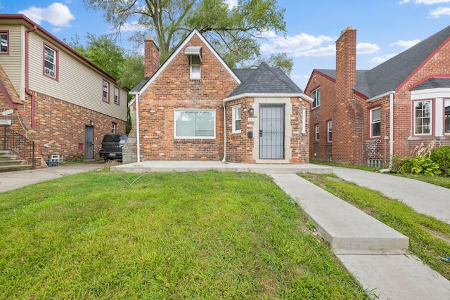 view of front facade with a front lawn