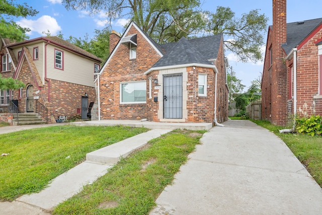 view of front of house with a front lawn