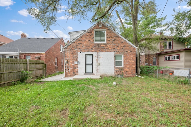 back of house featuring a yard