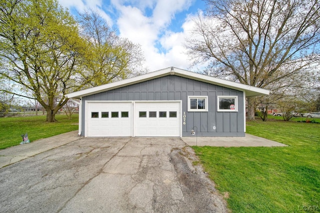 garage featuring aphalt driveway