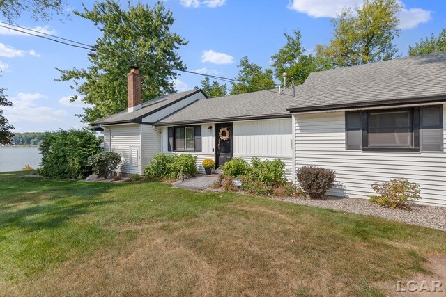 single story home featuring a front yard