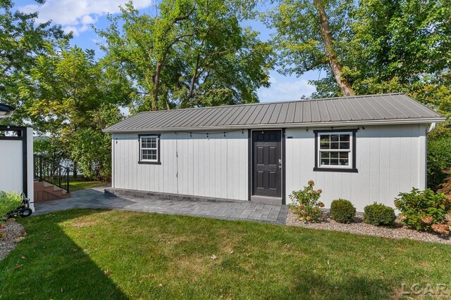 view of outdoor structure featuring a yard