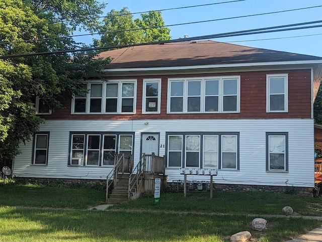 view of front of property featuring a front yard