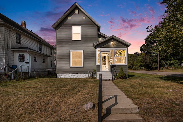 view of front property featuring a yard