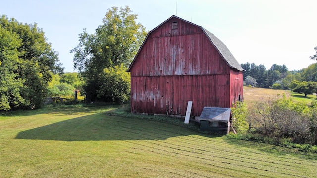 view of outbuilding featuring a yard