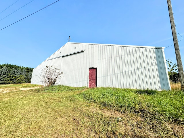 view of outdoor structure featuring a yard