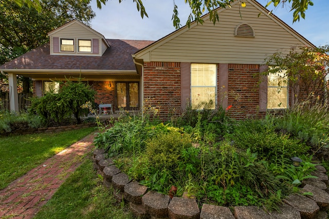 view of front of home featuring a front lawn