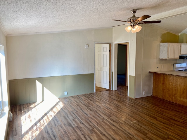 interior space with a textured ceiling, ceiling fan, dark wood-type flooring, and white range