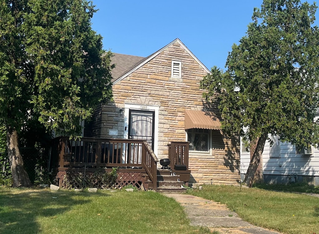 view of front of home with a front yard