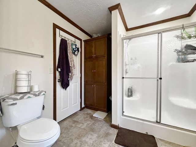 bathroom with toilet, a textured ceiling, crown molding, and a shower with shower door