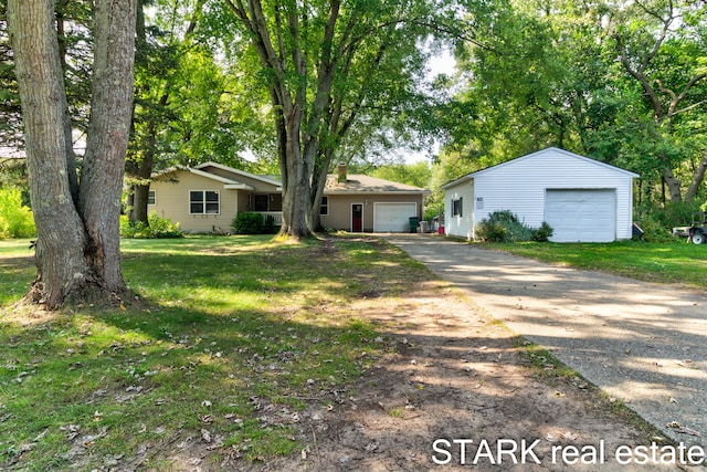 view of front facade featuring a garage and a front yard