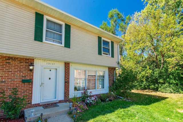 view of front of property featuring a front lawn