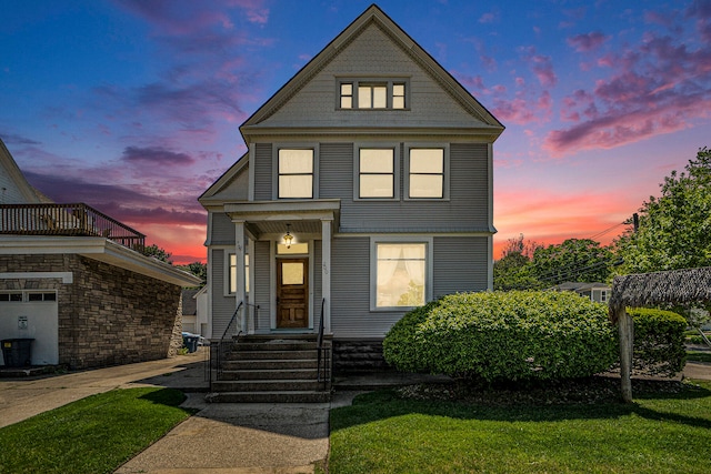 view of front facade with a yard