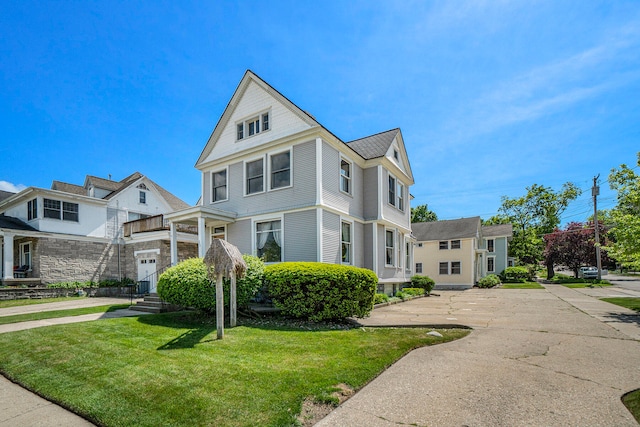 view of front of property featuring a front lawn