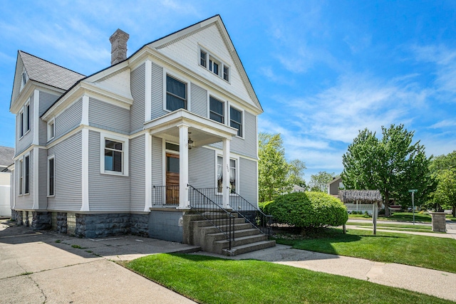 view of front of property with a front lawn