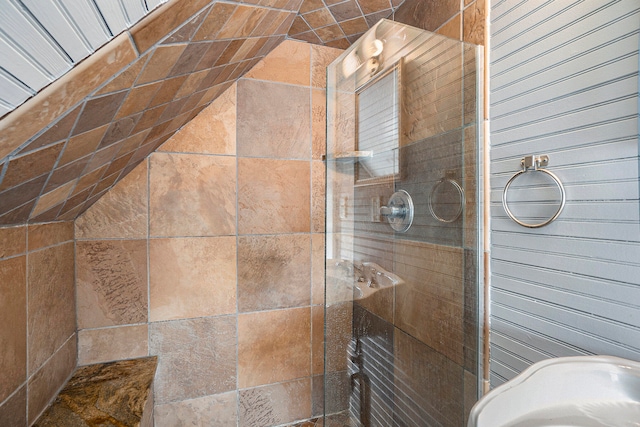 bathroom featuring tiled shower