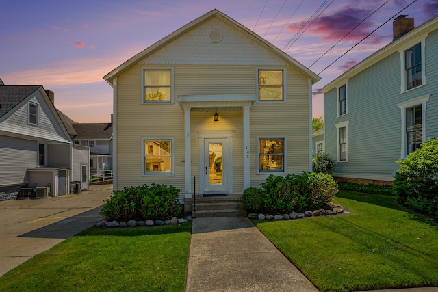 view of front of house featuring a lawn