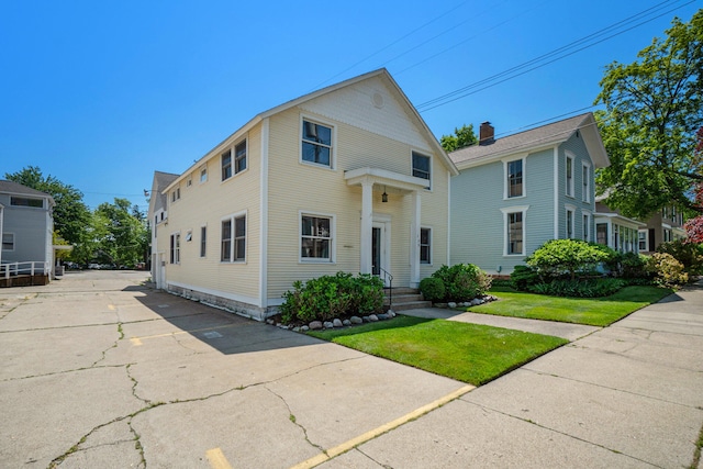 view of front of property with a front yard