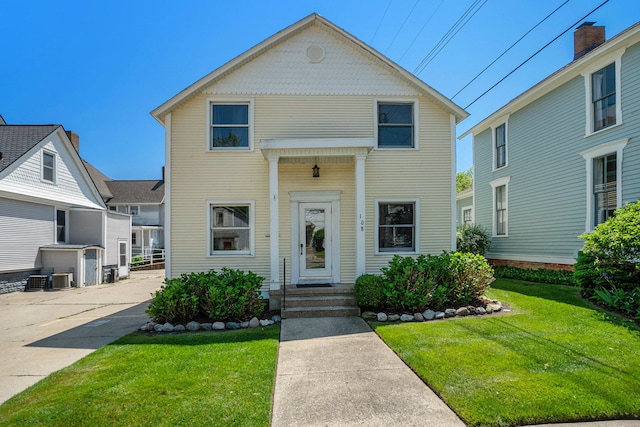 view of front of property featuring a front yard