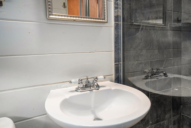 bathroom featuring sink