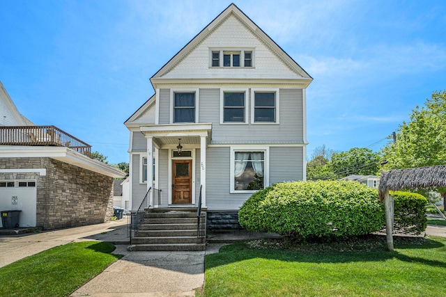 view of front facade featuring a front lawn