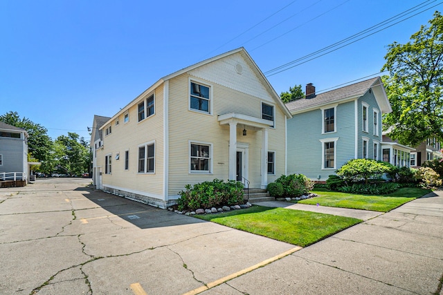 view of front of property featuring a front lawn