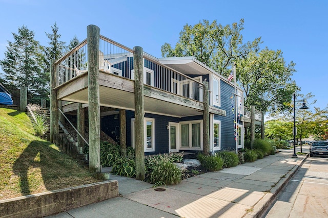 view of front of home featuring a balcony