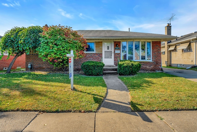 view of front of property featuring a front yard