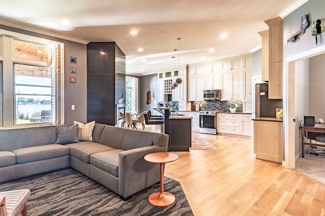 living area featuring baseboards, ornamental molding, recessed lighting, and light wood-type flooring