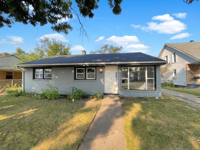 view of front of property featuring a front lawn