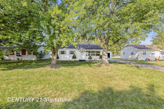 ranch-style house featuring a front lawn