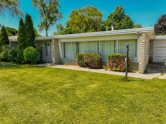 ranch-style house featuring a front lawn